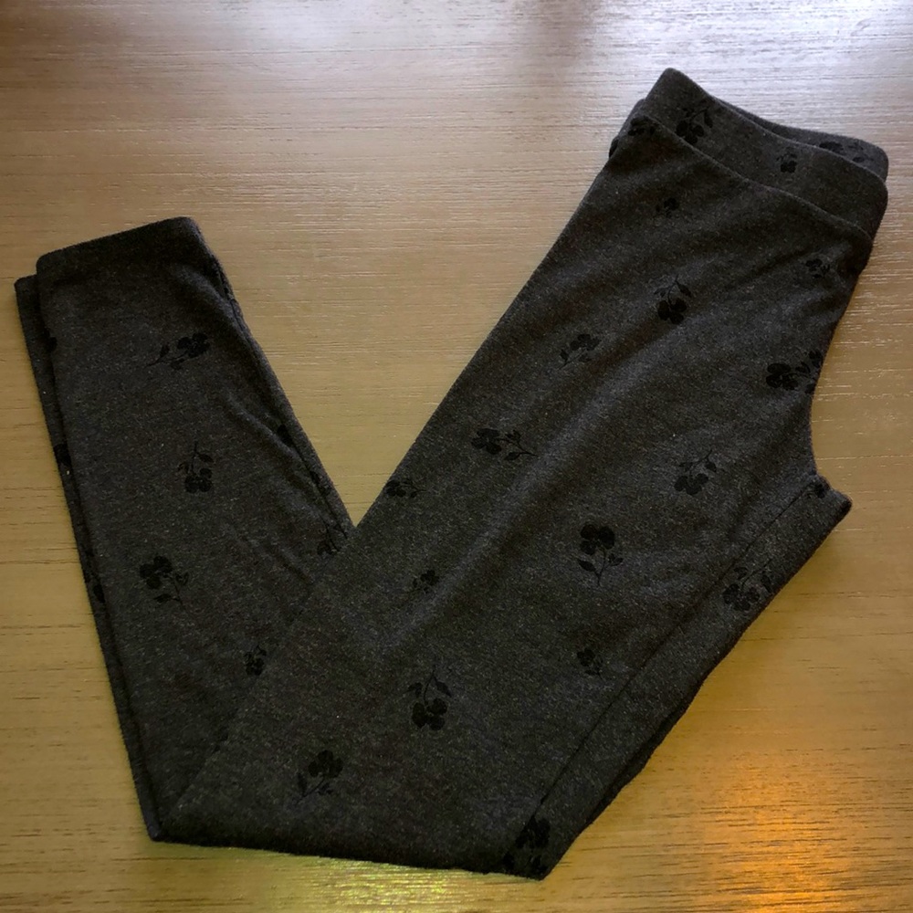 EUC Lauren Conrad Grey Leggings w/black flower S